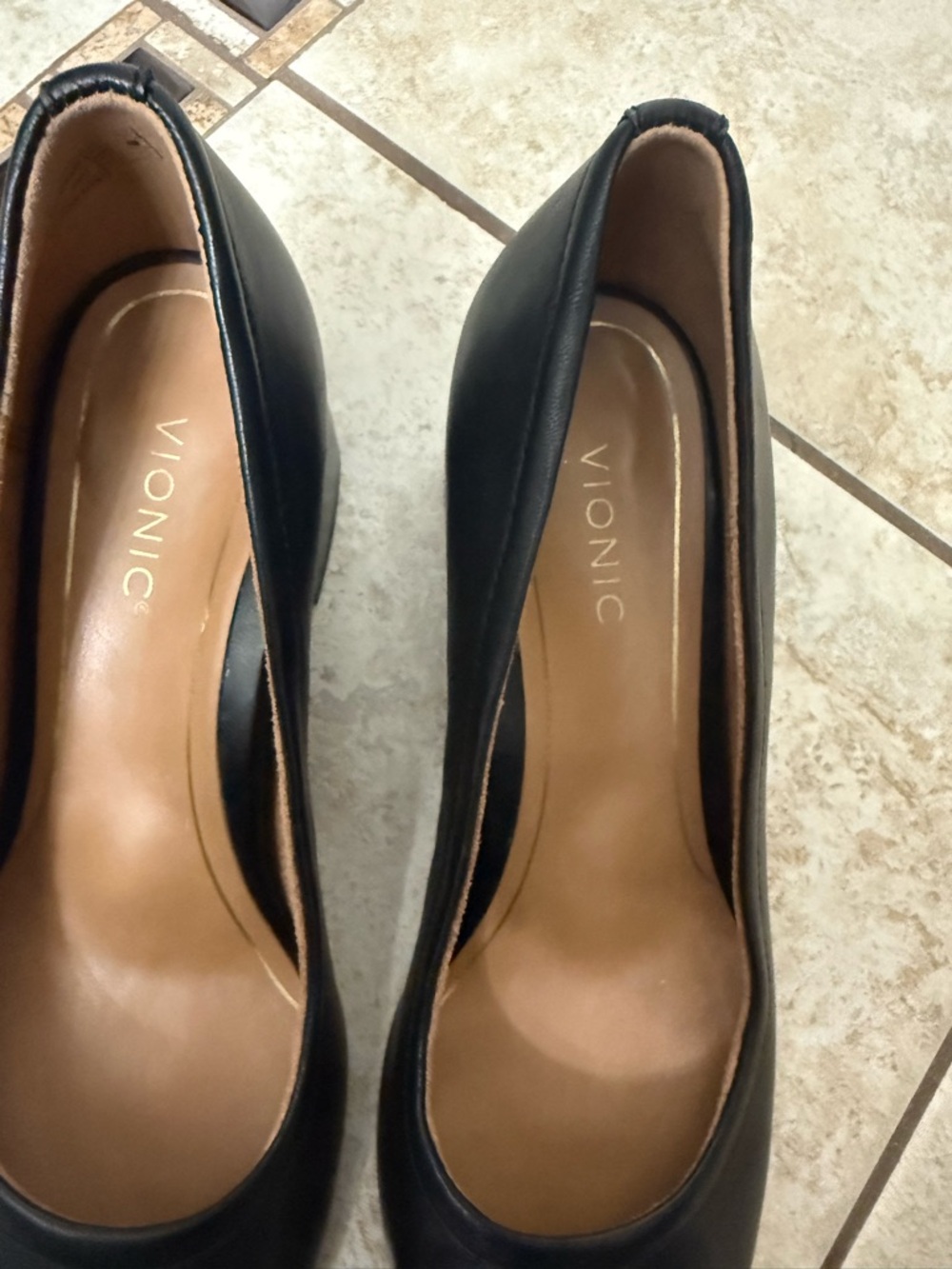 Vionic Black Leather Classic Round-Toe Women's Heels - Picture 2 of 7